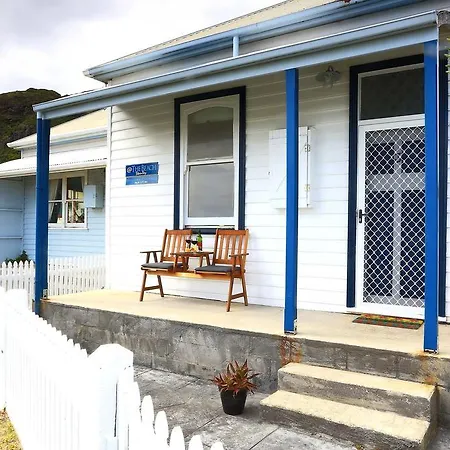 @ The Beach & Not Quite @ The Beach Holiday Cottages - Stanley Room photo